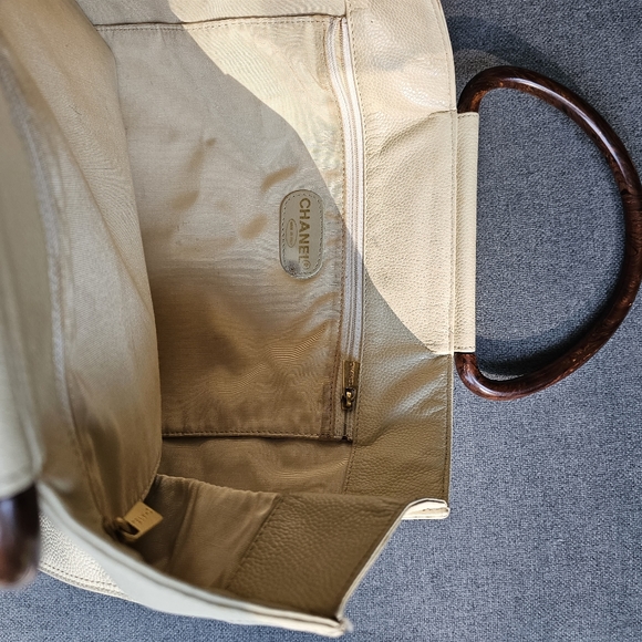 CHANEL Caviar Tote w/wooden handles - Picture 5 of 7
